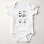 Cute gift voor baby tweeling, bodysuit voor tweeli<br><div class="desc">schattige lichaamspakken voor meisjes baby tweeling met slogan: "Als je denkt dat ik schattig ben, moet je mijn tweeling zien", één ding met tweelingboodschap, baby shower cadeau voor tweeling, schattig cadeau voor baby's en ouders, cadeau voor nieuwe tweelingbaby's, cadeau voor pasgeboren baby's met tweeling, schattig cadeau voor baby's, babytwin-romans, baby...</div>