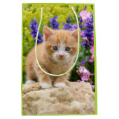 Cute Ginger Cat Kitten Flower Garden gift-wrapping Medium Cadeauzakje (Voorkant)