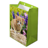 Cute Ginger Cat Kitten Flower Garden gift-wrapping Medium Cadeauzakje (Achterkant Gekanteld)
