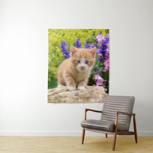 Cute Ginger Cat Kitten in een Flowery Garden Foto  Wandkleed (In situ)