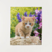 Cute Ginger Cat Kitten in een Flowery Garden Foto  Wandkleed (Voorkant)