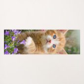 Cute Ginger Cat Kitten in een tuinfoto-portret Yogamat (Achterkant (horizontaal))