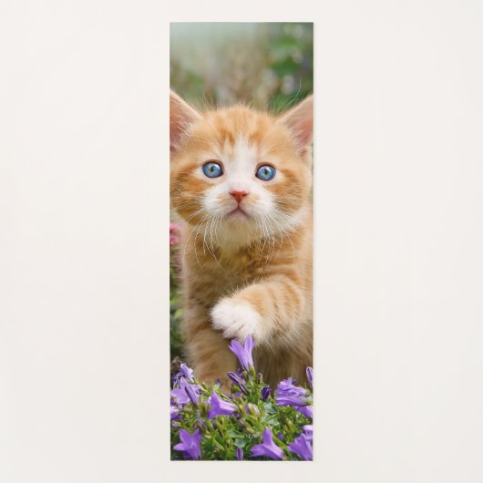 Cute Ginger Cat Kitten in een tuinfoto-portret Yogamat (Voorkant)