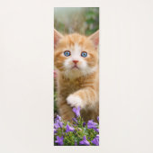 Cute Ginger Cat Kitten in een tuinfoto-portret Yogamat (Achterkant)