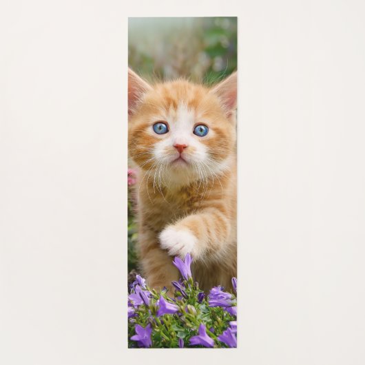 Cute Ginger Cat Kitten in een tuinfoto-portret Yogamat (Achterkant)