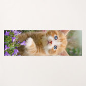 Cute Ginger Cat Kitten in een tuinfoto-portret Yogamat (Voorkant (horizontaal))