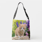 Cute Ginger Cat Kitten in Flowery Garden Foto op Crossbody Tas (Achterkant)
