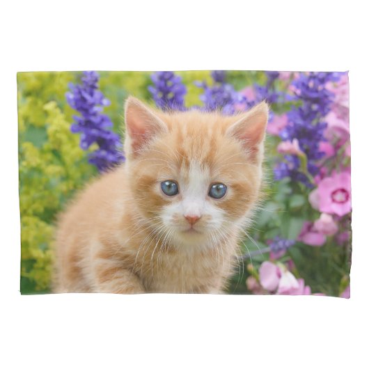 Cute Ginger Cat Kitten in Flowery Garden Portret Kussensloop (Voorkant)