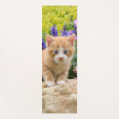 Cute Ginger Cat Kitten in Flowery Garden Portret Yogamat (Voorkant)