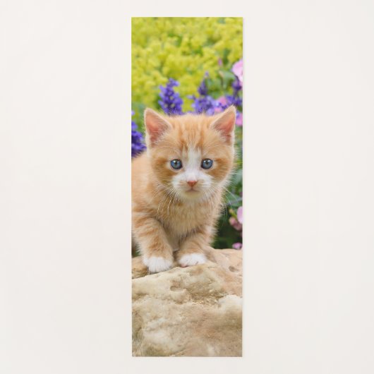 Cute Ginger Cat Kitten in Flowery Garden Portret Yogamat (Voorkant)