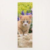 Cute Ginger Cat Kitten in Flowery Garden Portret Yogamat (Achterkant)