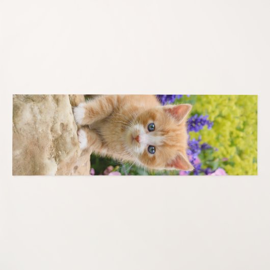 Cute Ginger Cat Kitten in Flowery Garden Portret Yogamat (Voorkant (horizontaal))
