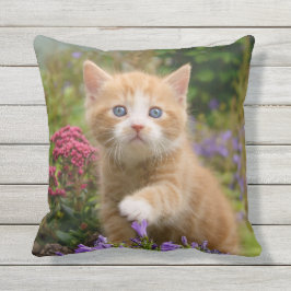 Cute Ginger Cat Kitten in Tuin Foto - Buitenkussen