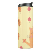 Cute Ginger Orange Cat Playing in Autumn Leaves Thermosbeker (Gedraaid links)