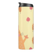 Cute Ginger Orange Cat Playing in Autumn Leaves Thermosbeker (Geroteerd rechts)