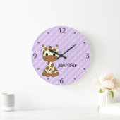Cute giraffe cartoon noemt grote kinderklok klok (Huis)
