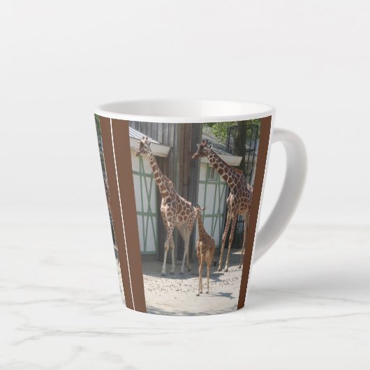 Cute Giraffe Familie Design Latte Mok (Rechterhoek)
