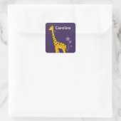 Cute Giraffe Holding Purple Flowers  Vierkante Sticker (Tas)