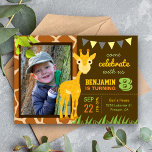 Cute Giraffe Kids Birthday Party Photo Invitation Kaart<br><div class="desc">Verrijk je gasten met deze schattige verjaardagsfeestuitnodiging met een schattige giraf en boselementen met moderne typografie tegen een bruine achtergrond. Voeg eenvoudig uw gebeurtenisdetails op deze makkelijk te gebruiken sjabloon toe en voeg deze kaart met de favoriete foto van uw kind toe om tot het één-van-een-soort uitnodiging te maken. Knip...</div>