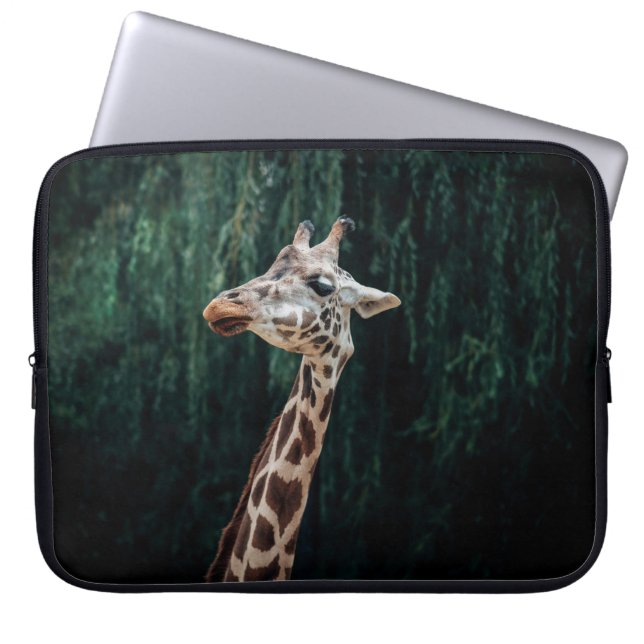 CUTE GIRAFFE PORTRAIT LAPTOP SLEEVE (Voorkant)