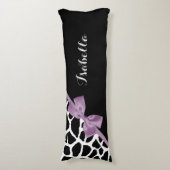 Cute Giraffe Print Lavender Paars Bow met naam Lichaamskussen (Voorkant Verticaal)