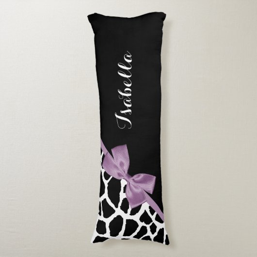 Cute Giraffe Print Lavender Paars Bow met naam Lichaamskussen (Voorkant Verticaal)