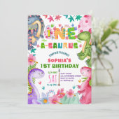 Cute Girl Dinosaur 1st Birthday Invitation Kaart (Staand voorkant)