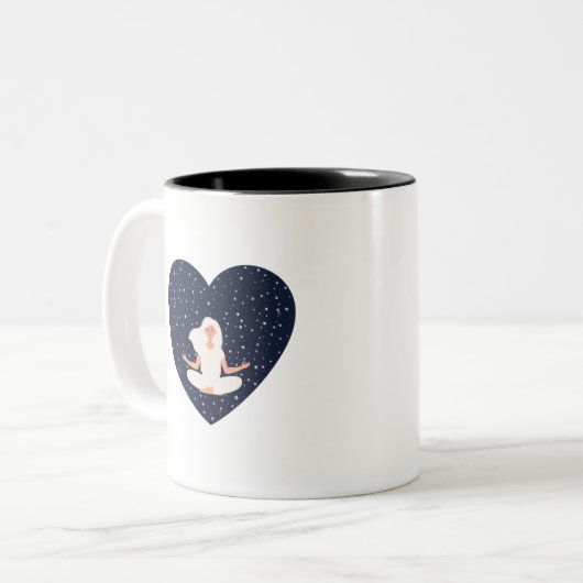 Cute Girl doet Yoga en Meditation in Peace Tweekleurige Koffiemok (Voorkant links)