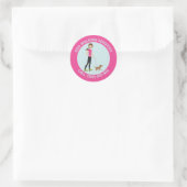 Cute Girl en een bruine hond - hondenloopdiensten Ronde Sticker (Tas)