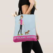 Cute Girl en een bruine hond - hondenloopdiensten Tote Bag (Dichtbij)