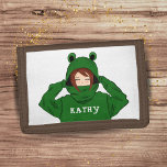 Cute Girl met Green Frog Hoody Drawing Drievoud Portemonnee<br><div class="desc">Cute Girl met Green Frog Hoody Drawing Kinder Wallet. Een schattige tekening van een meisje met een groene kikkervisjager. Fun design voor een meisje. Voeg jouw naam toe of verwijder het.</div>