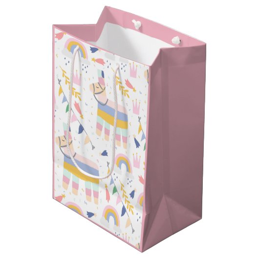 Cute Girl's Llama Rainbow Birthday Party Medium Cadeauzakje (Voorkant Gekanteld)