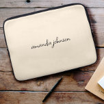 Cute Girly Modern Beige Monogram Cursive Volledige Laptop Sleeve<br><div class="desc">Een korrelig monogram ontwerp op een beige achtergrond.</div>