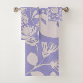 Cute girly purple background floral pattern Chic Bad Handdoek (Insitu)