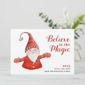 Cute Gnome Believe in de Magic Red Kerstmis Feestdagenkaart (Staand voorkant)