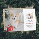 Cute Gnome betreurt | kerstfoto eten Feestdagenkaart<br><div class="desc">Deze minimaal ontworpen vakantiefoto-kaart is voorzien van een schattig klein gnoom, samen met een dorpshuis en een boom. Een kleurenschema van rood, wit, grijs, en beige geeft een duizelig gevoel. De tekst op woorden luidt: "Ik sta op de ondeugende lijst - notoire spijt." De rug bevat een patroon van witte...</div>