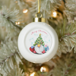 Cute Gnome met Pet met kerstbomen en cadeautjes - Keramische Bal Ornament