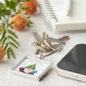 Cute Gnome met Pet met kerstbomen en cadeautjes -  Sleutelhanger (Zijkant)