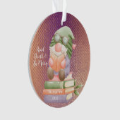 Cute Gnome Reading Book Rosegold Monogrammed Ornament (voorkant)