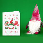Cute Gnomes Merry Kerstmis Feestdagen Kaart<br><div class="desc">Leuke gepersonaliseerde gevouwen vakantiekaart met drie Scandinavische kabouters met seizoensgebonden rode en groene petten en tunieken onder rode,  groene en gouden sneeuwvlokken. Prettige feestdagen Personaliseer de "Vrolijke Kerstmis"-groet (bijv. "Kerstmis") in leuke rode typografie en jouw naam onderaan. Voeg een bericht toe of laat leeg.</div>