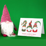 Cute Gnomes Merry Kerstmis Feestdagen Kaart<br><div class="desc">Eenvoudige en schattige Noordse gevouwen vakantiekaart met drie schattige Scandinavische kerstgnomen met rode, groene en seizoensgebonden petten en tonijn. Aan de voorkant kun je een "Prettige feestdagen, "Kerst, " etc. personaliseren, jouw naam begroeten en toevoegen in het coördineren van rode typografie. Aan de binnenkant past u uw persoonlijke vakantie en...</div>