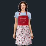 Cute Gnomes Pattern Name Kerstmis Schort<br><div class="desc">Gnomen, gnomen, gnomen! Dit leuke schort kenmerkt een patroon van gnomen, bomen en sneeuwvlokken in rood, wit en grijs over een witte achtergrond. Geweldig voor de kerstvakantie of voor een leuk schort in de winter! Drie tekst sjablonen zijn inbegrepen voor verpersoonlijking, die van dit schort een echt uniek geschenk voor...</div>