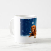 Cute Golden Retriever Dog Sitting in sneeuwtranen Koffiemok (Voorkant links)
