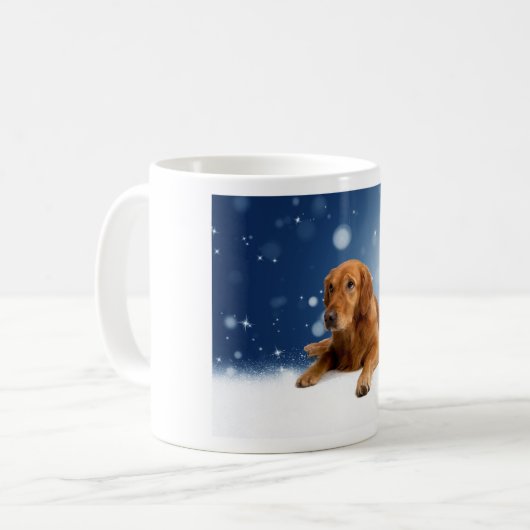 Cute Golden Retriever Dog Sitting in sneeuwtranen Koffiemok (Voorkant links)
