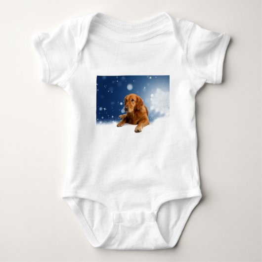 Cute Golden Retriever Dog Sitting in sneeuwtranen Romper (Voorkant)