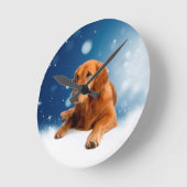 Cute Golden Retriever Dog Sitting in sneeuwtranen Ronde Klok (Hoek)