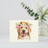Cute Golden Retriever-hond met bloemen  Briefkaart (Staand voorkant)