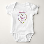 Cute Grandma's Girl Flower Heart Personalize Names Romper (Voorkant)