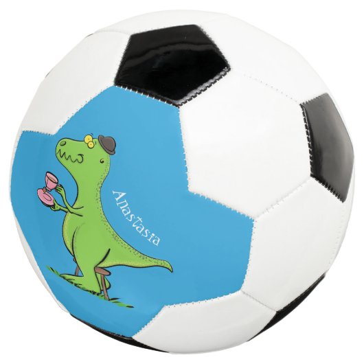 Cute grappengroene t rex dinosaur cartoon voetbal (Drie kwart)