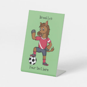 Cute grappige cartoon voor paardenvoetbal reclamebord met voetstuk
